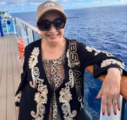 María Antonieta de las Nieves, intérprete de Chiquinha, posa no navio