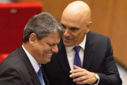 Aliado de Bolsonaro, Tarcísio conversa com Moraes durante cerimônia no TSE