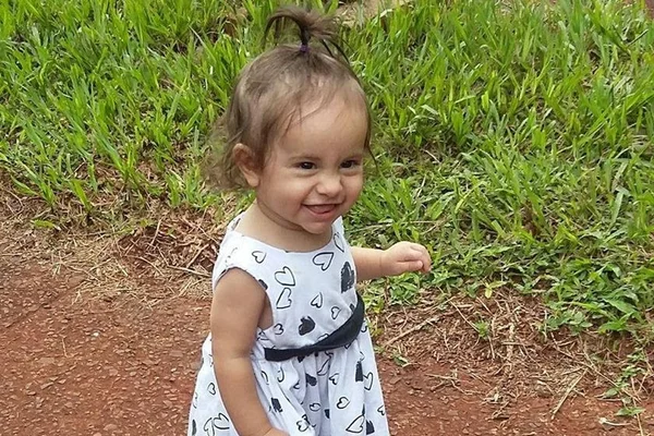 Menina com doença rara dança ao som de Marília Mendonça e viraliza