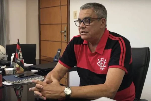 Fotos do presidente do Vitória completamente nu são vazadas na internet