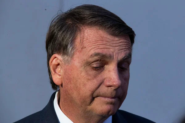 Ex-presidente Jair Bolsonaro (PL) fala com jornalistas após depoimento à Polícia Federal - metrópoles