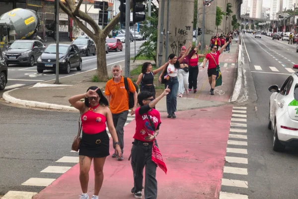 Queda de guindaste na Linha 15 prejudica ida de apoiadores a ato pró-Lula - destaque galeria Queda de guindaste na Linha 15 prejudica ida de apoiadores a ato pró-Lula - destaque galeria