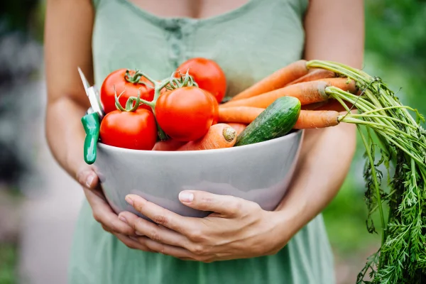Foto de mulher segurando legumes - Metrópoles