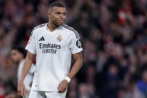 Foto colorida de Kylian Mbappé, com camisa do Real Madrid - Metrópoles