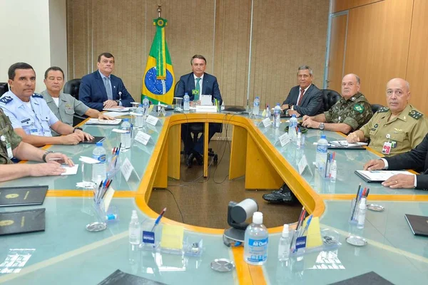 Bolsonaro e Forças Armadas / reprodução Metrópoles