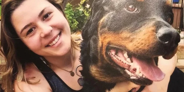 mulher tirando foto com cachorro