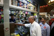 Alckmin e Leandro Grass em corpo a corpo com apoiadores 