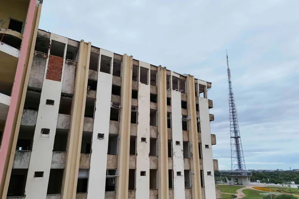 Icônico hotel de Brasília, o Torre Palace, do DF séra demolido com uso de 165kg de explosivos Metrópoles