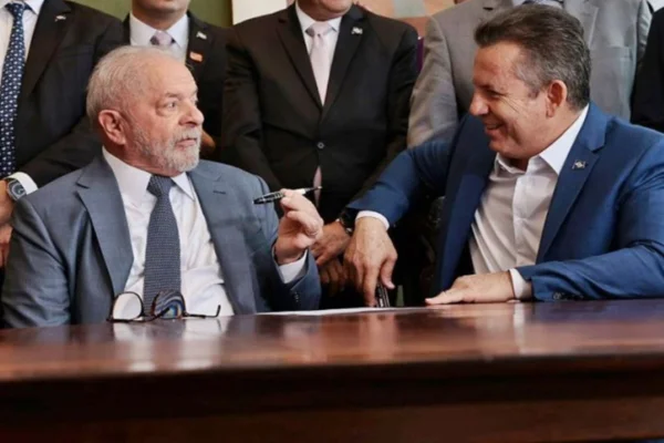 Imagem colorida de Lula ao lado de Mauro Mendes