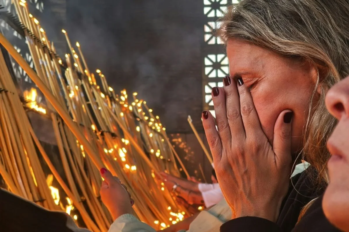 Mulher reza no Santuário de Nossa Senhora de Aparecida, em SP Mulher reza no Santuário de Nossa Senhora de Aparecida, em SP