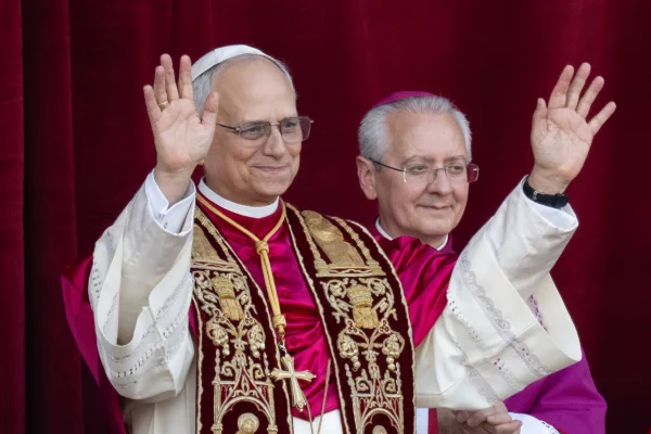 Recém-eleito Papa Leão XIV, o americano Robert Prevost, aparece na sacada da Basílica de São Pedro, no Vaticano papa - Metrópoles 12