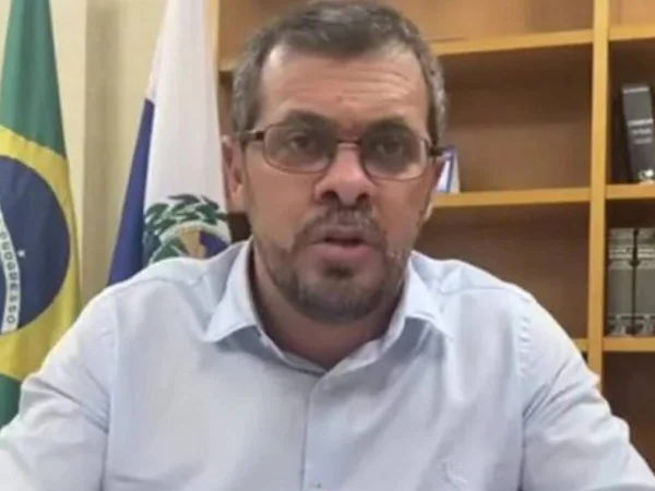 Foto colorida do prefeito
