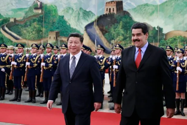 Imagem colorida mostra Xi Jinping e Nicolás Maduro - Metrópoles