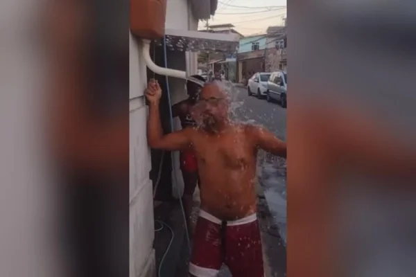 Calor no Rio: homem instala “descarga” para se refrescar na calçada