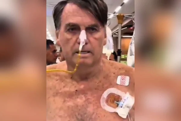 Em novo vídeo, Bolsonaro aparece enfaixado andando por hospital. Veja - Metrópoles