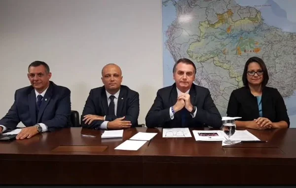 Presidente faz transmissão online
