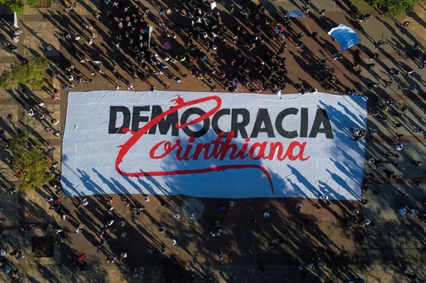 Vista aérea de uma bandeira da Democracia Corinthiana no Largo da Batata durante um protesto em meio à pandemia do coronavírus em 7 de junho de 2020 em São Paulo