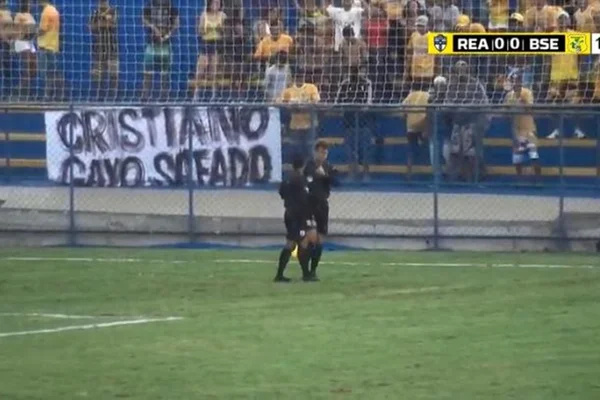 Torcida do Brasiliense protesta e árbitro impede faixas