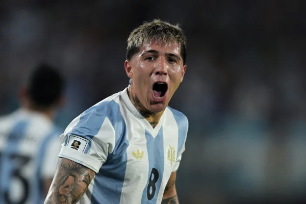 Foto colorida de Enzo Fernández, meia argentino do Chelsea - Metrópoles
