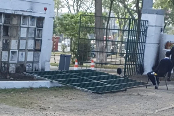 Imagem colorida mostra entrada do Cemitério Vila Formosa; portão do local caiu e acertou um morador em situação de rua, que morreu - Metrópoles