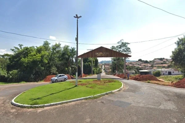 Homem tenta matar filha enforcada e a facadas por causa de carregador