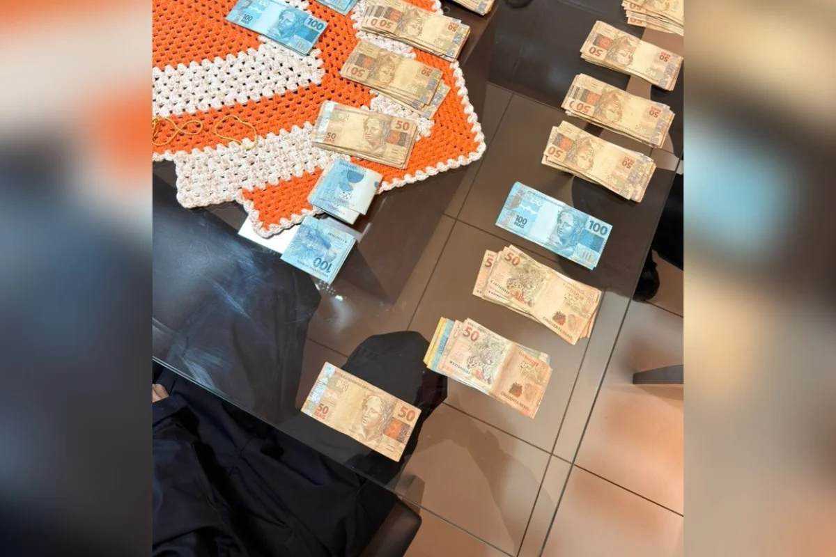 A PF também apreendeu dinheiro em um dos endereços A PF também apreendeu dinheiro em um dos endereços