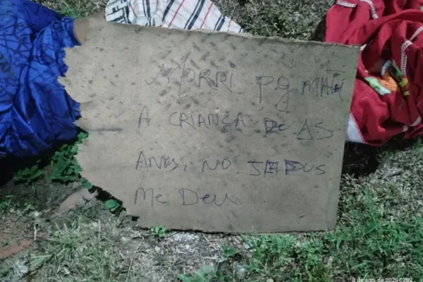 Imagem colorida, corpo de homem é encontrado perfurado com um bilhete misterioso- Metrópoles