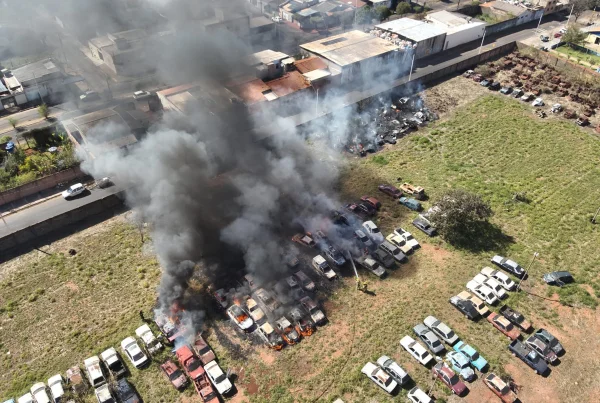 incêndio pátio de carros