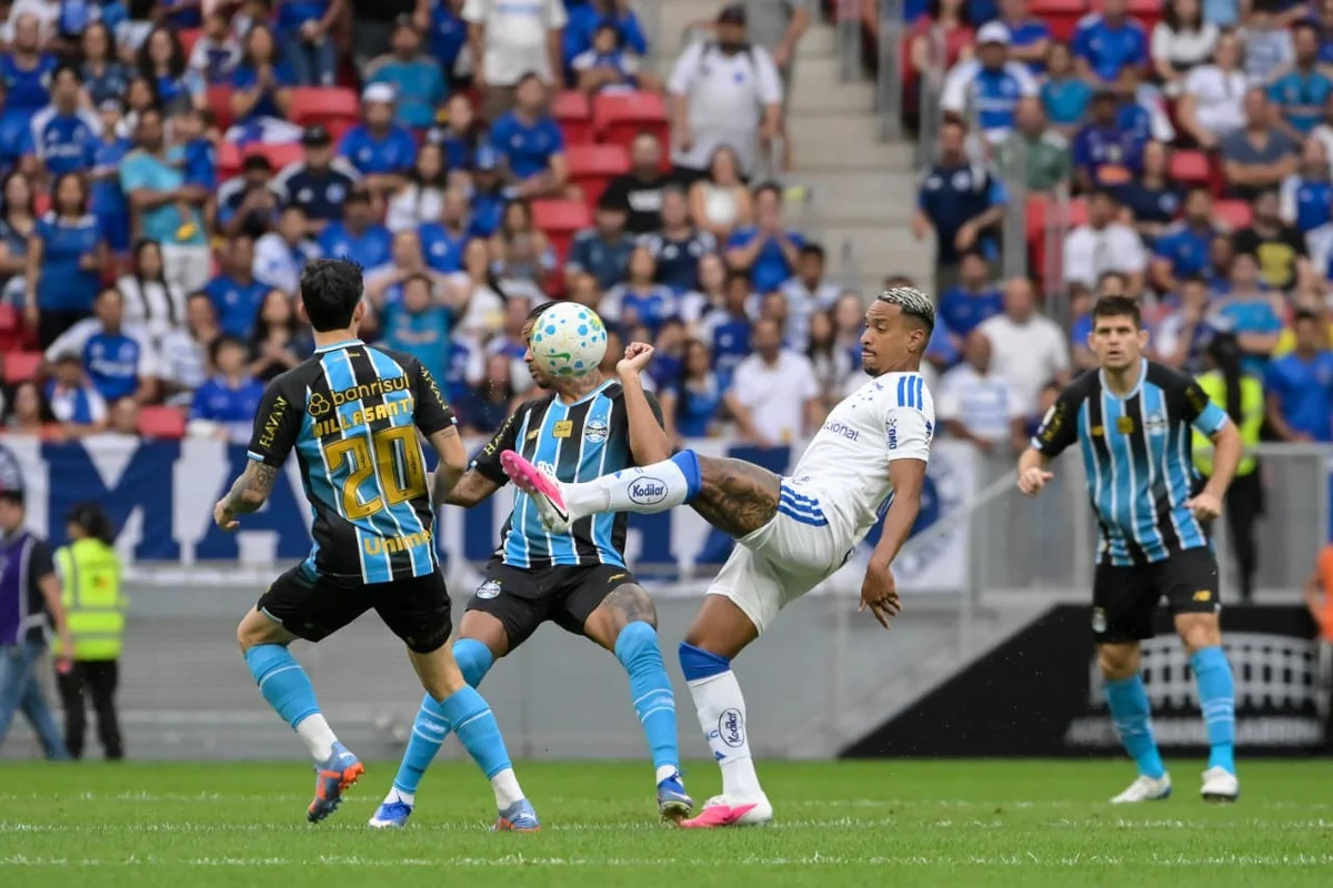 Sinisterra empata para o Cruzeiro contra o Grêmio no Mané Garrincha - imagem 6 Sinisterra empata para o Cruzeiro contra o Grêmio no Mané Garrincha - imagem 6