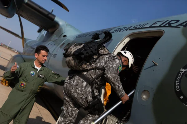 Ação dos militares contra incêndio na Amazônia começa com 400 homens
