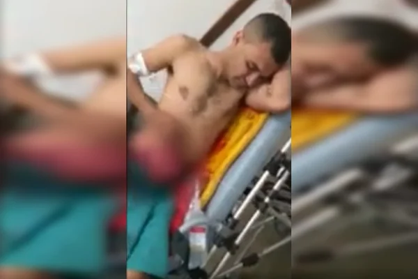 Vídeo: homem espera atendimento com barriga cortada em hospital no DF