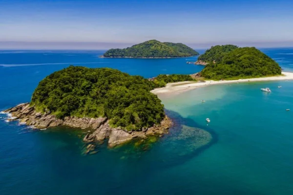 Imagem colorida mostra praia em São Sebastião - Metrópoles
