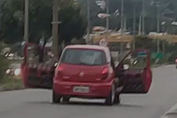 Carro roda com portas abertas e som alto em estrada do DF: “Patifaria”