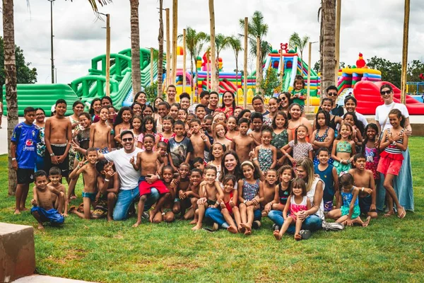 Claudia Salomão e Thiago Miranda alegram criançada com ação de Natal