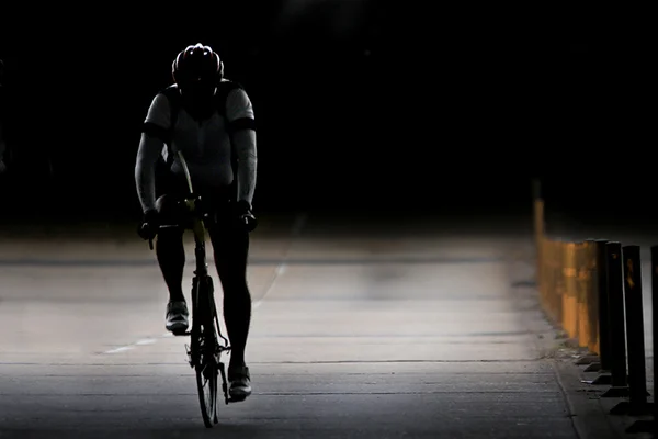 Homem de capacete anda de bicicleta