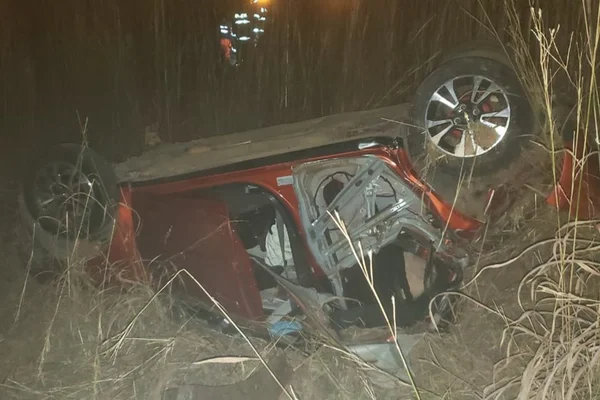 Jovem morre após carro capotar no DF e outros cinco ficam feridos