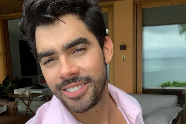 Gabriel Diniz gravou vídeo dentro de avião que o levava a show