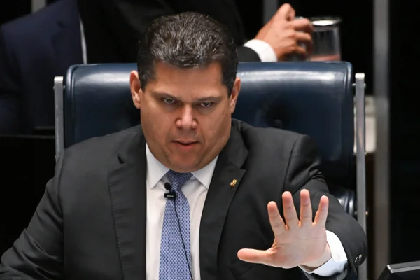 Com impasse sobre maioridade, Alcolumbre retira PEC da Segurança da pauta