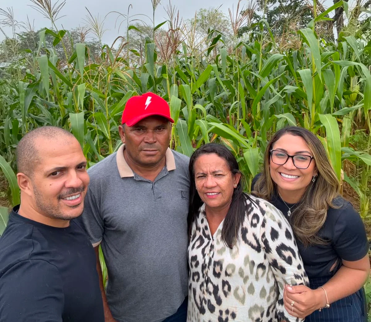 Janieli, Seu José, a mãe e o marido na lavoura de agricultura familiar, em Doias Riachos, AL Janieli, Seu José, a mãe e o marido na lavoura de agricultura familiar, em Doias Riachos, AL