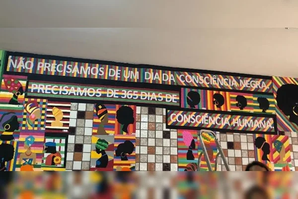 Consciência Negra: escola do DF expõe mural que revolta alunos