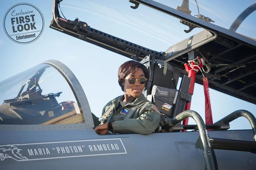 O filme também introduz a amiga de Carol, Maria Rambeau (Lashana Lynch), uma mãe solteira e um dos pilotos mais talentosos da força aérea O filme também introduz a amiga de Carol, Maria Rambeau (Lashana Lynch), uma mãe solteira e um dos pilotos mais talentosos da força aérea