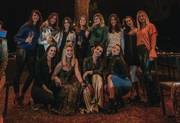 Entre amigos, Babi Marangon comemora aniversário em noite de vinho