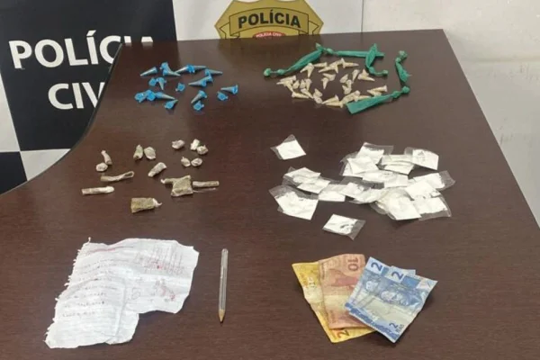 Imagem colorida mostra pacotes de drogas apreendidas com adolescente de 13 anos em Mongaguá - Metrópoles
