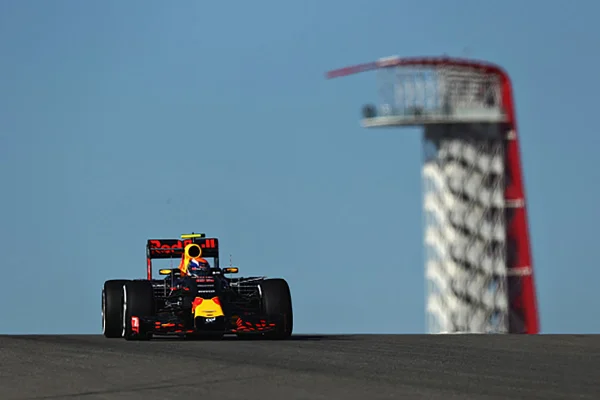 Imagem colorida de carro da equipe da Red Bull correndo em pista do GP dos Estados Unidos - Metrópoles