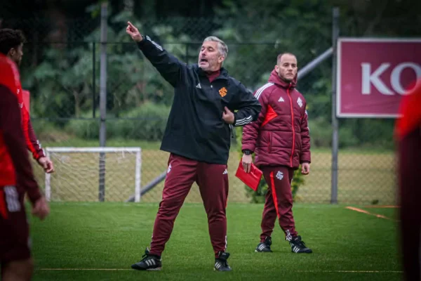 Imagem colorida do técnico Pablo Fernandez