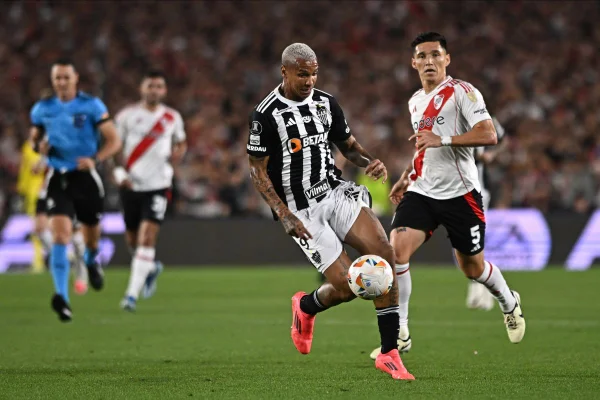 Imagem colorida de Deyverson do Atletico Mineiro e jogador o River Plate em noite de Libertadores - Metrópoles