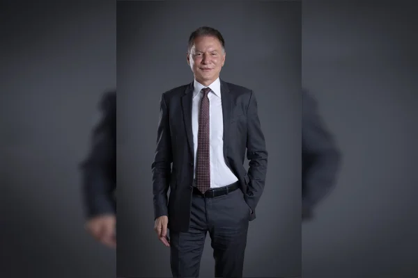 Imagem colorida de homem usando gravata