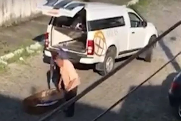 Vídeo: carro funerário volta para buscar corpo “esquecido” no meio da rua