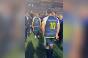 Governador Tarcísio de Freitas (Republicanos) bate bola ao lado do "árbitro" Gilberto Kassab (PSD), secretário estadual de Governo, antes de partida promovida entre prefeitos de municípios paulistas