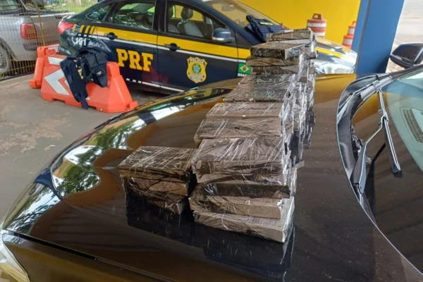 PRF encontrou os iPhones no assoalho de um veículo que passava por Registro, no interior de São Paulo. Carga foi avaliada em R$ 800 mil - Metrópoles